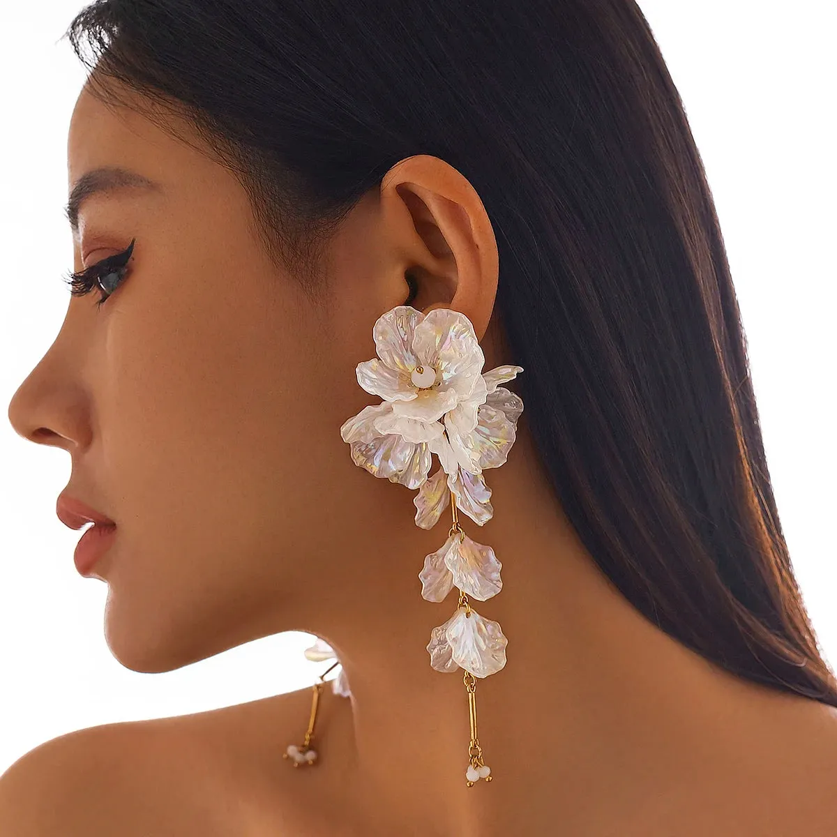Elegant White Petal Flower Drop Earrings – Kpop Aesthetic Bridal Jewelry for Women